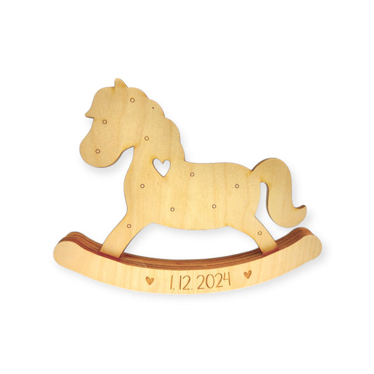 Koivuvanerinen keinuhevonen lasten huoneeseen personoituna nimellä 